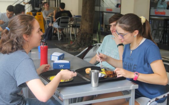 Estudiantes de la Facultad de Veterinarias reclaman que se restablezca el servicio de merienda en el comedor universitario