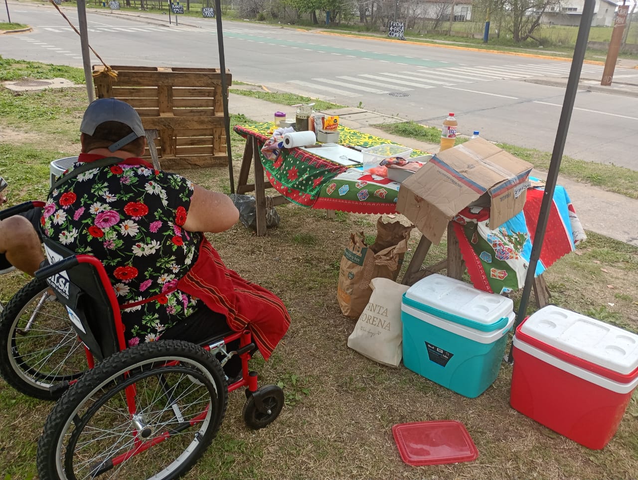 Rosario: una mujer vende choripanes para pagar una pierna ortopédica que cuesta 10 millones de pesos