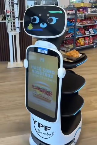Bombal: un robot atiende en una estación de servicio y es furor