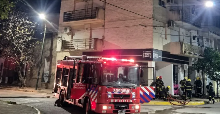 Voraz incendio en un departamento de Cañada de Goméz: una pareja fue rescatada