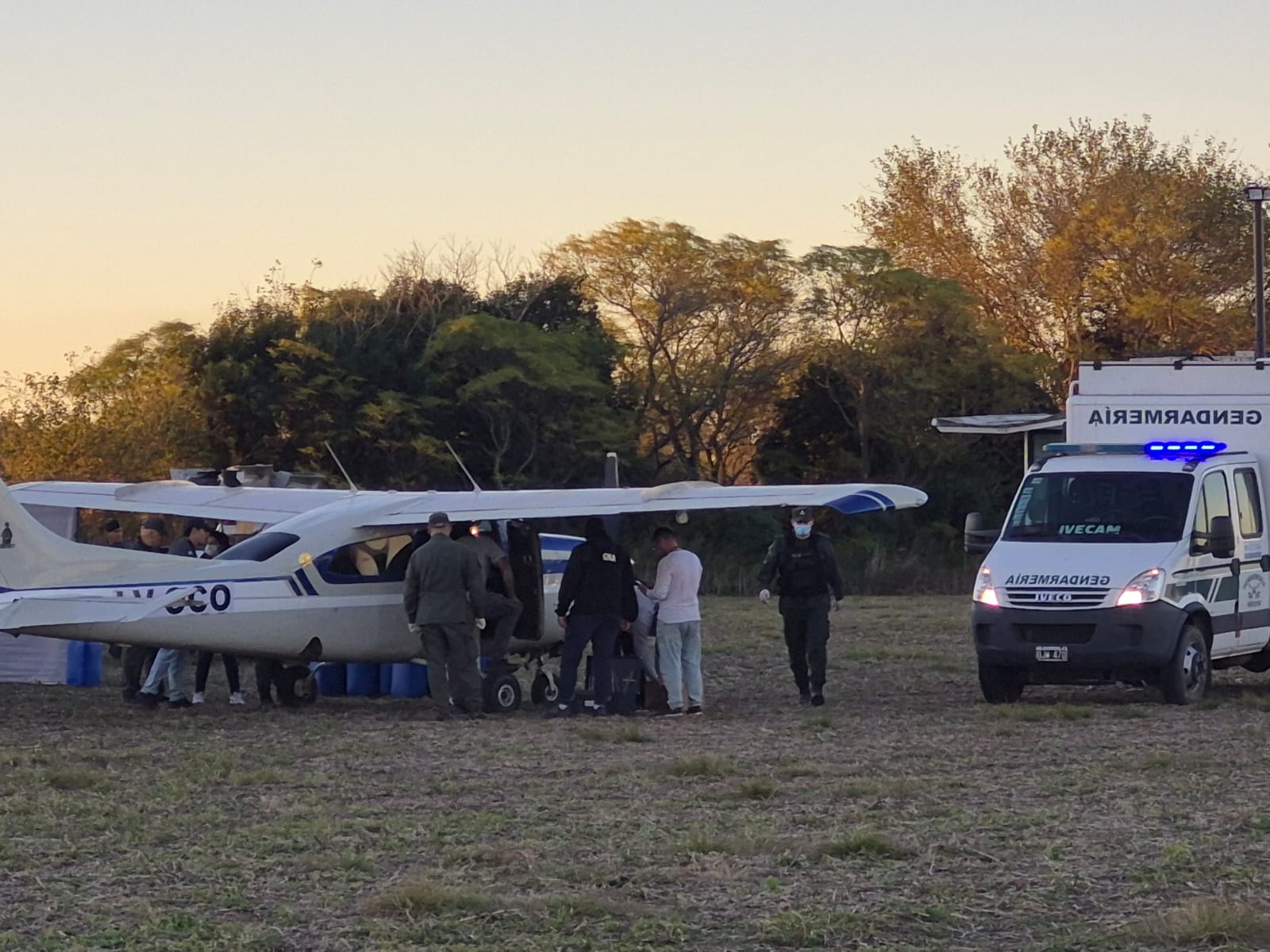Secuestran una avioneta narco en Villa Eloísa: un gendarme herido