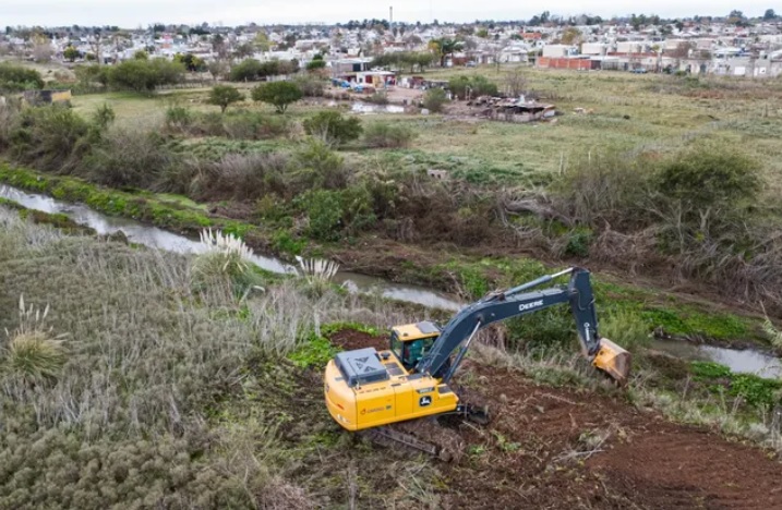 Comenzó la limpieza de más de 300 kilómetros de canales troncales en el sur santafesino