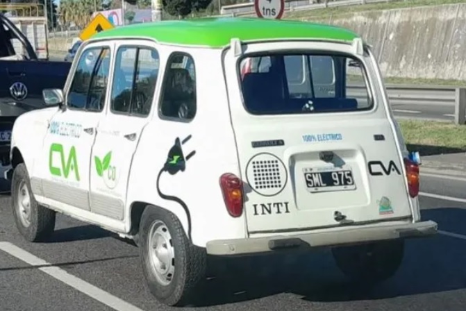 Un ingeniero argentino convirtió una Renoleta en auto eléctrico