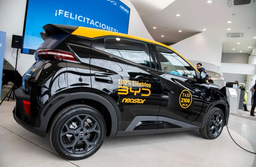 Rosario presentó su primer taxi 100% eléctrico